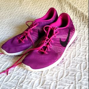 Nikes athletic shoes